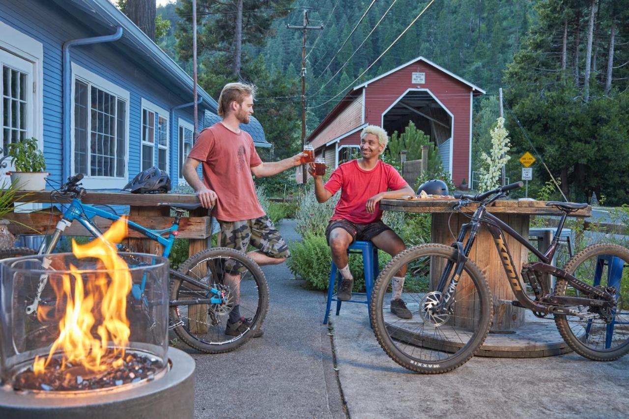 Westfir Lodge & Mountain Market Oakridge Экстерьер фото
