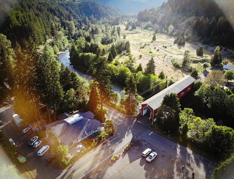 Westfir Lodge & Mountain Market Oakridge Экстерьер фото
